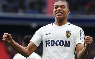 U游体育独家-伊拉克队绝杀后全队叠罗汉